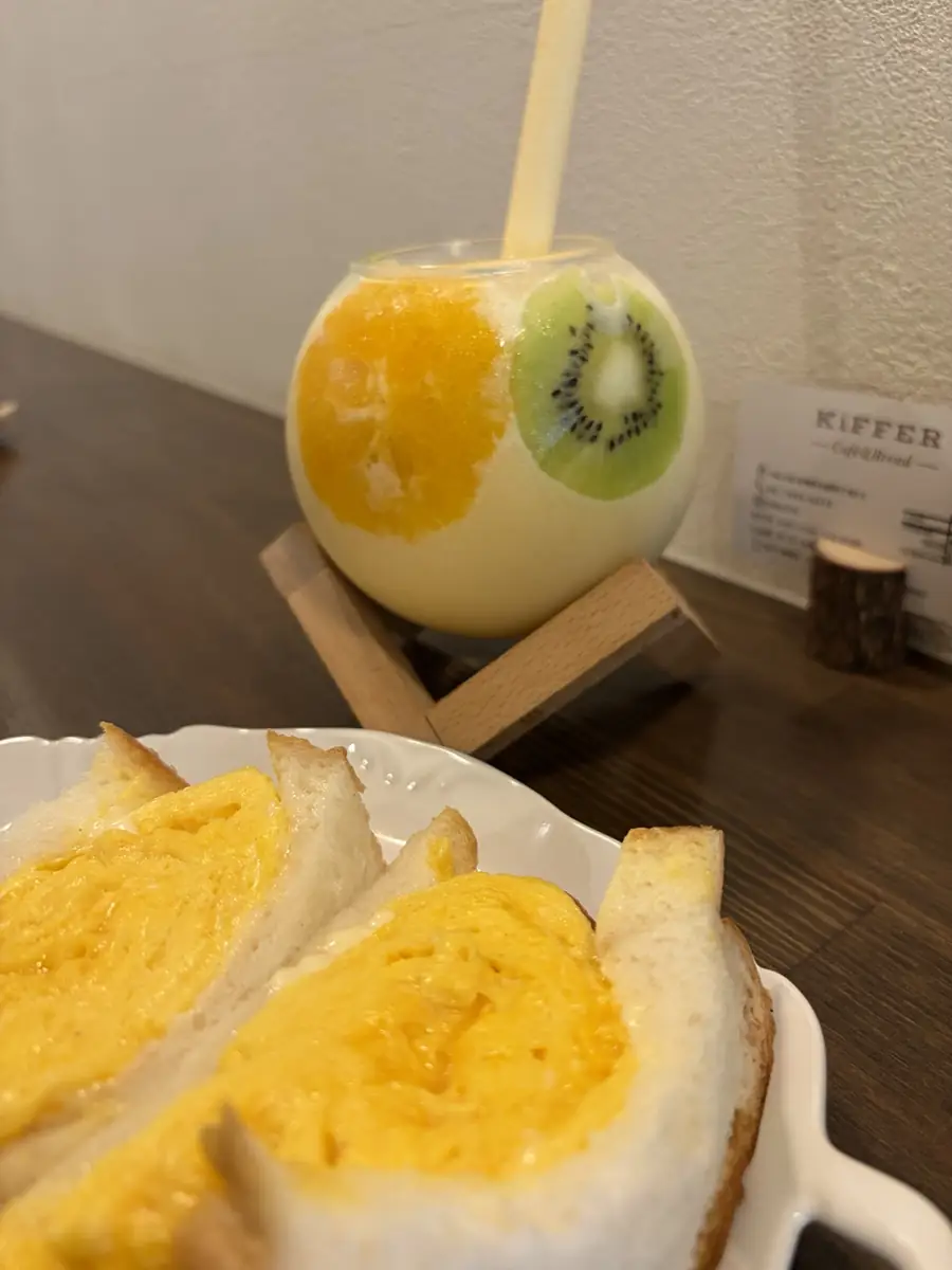 厚焼きたまごサンドとミックスジュース