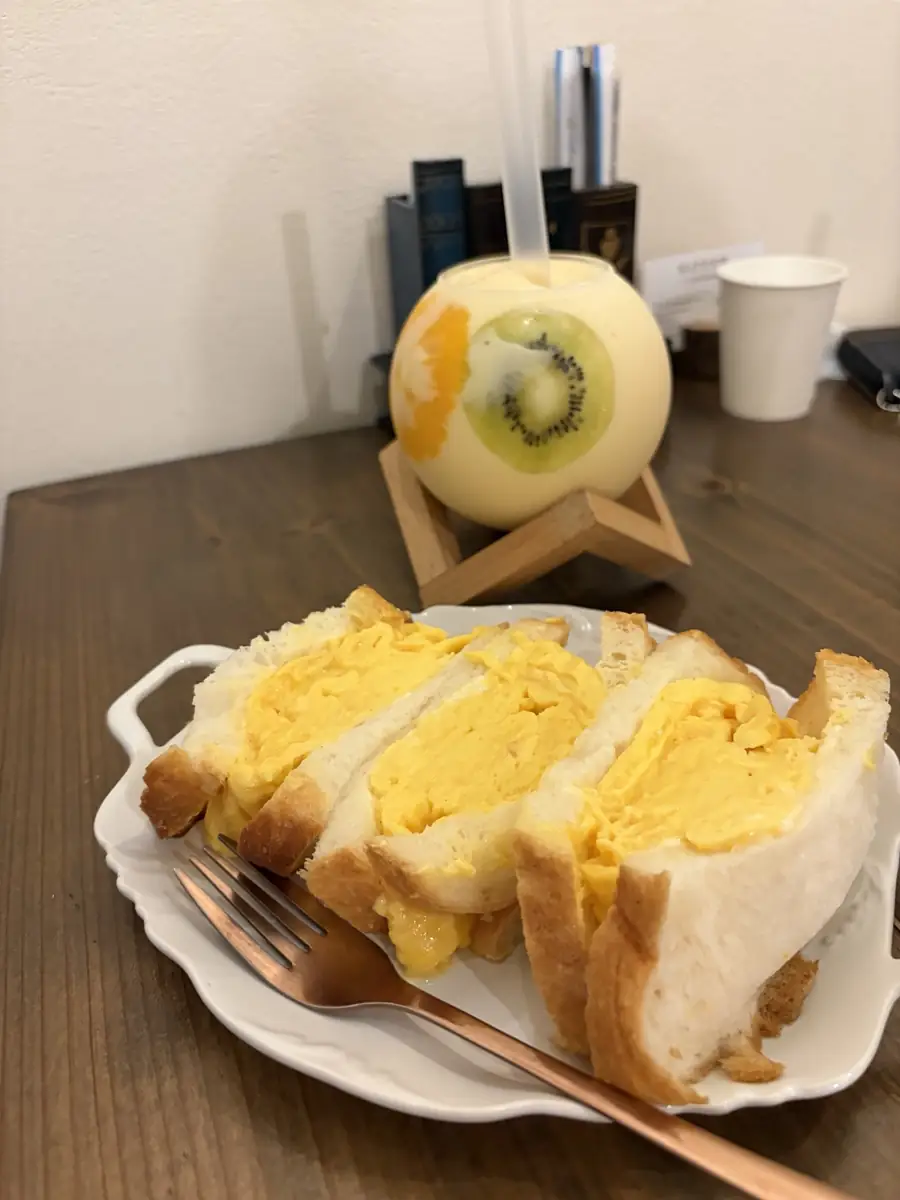 KIFFERの厚焼きふわとろたまごサンドとミックスジュース
