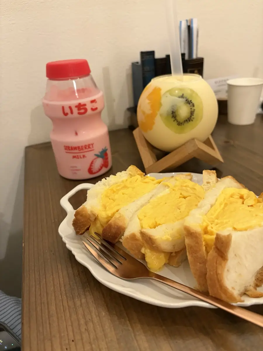 KIFFERの厚焼きたまごサンドとミックスジュース